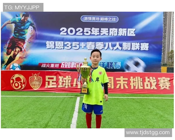 中国足球明星心系祖国的热爱与奋斗故事